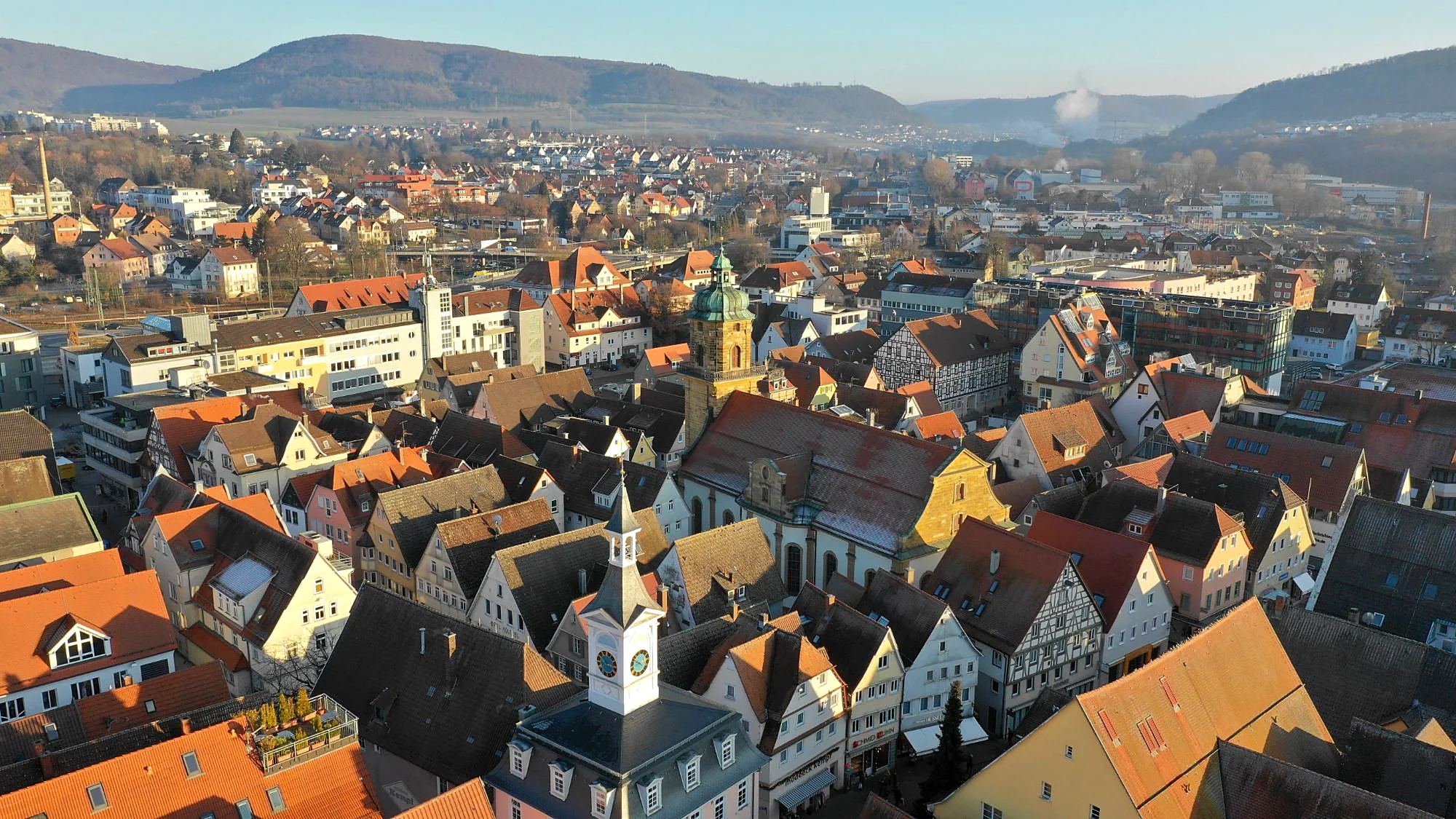 Blick über die Altstadt von Aalen mit Stadtkirche und Rathausturm